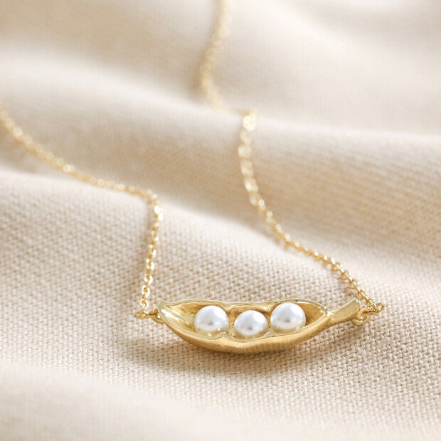 Halskette mit Perlenanhänger „Drei Erbsen in einer Schote“.