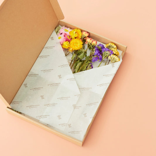 Geschenkbox mit getrockneten Blumen