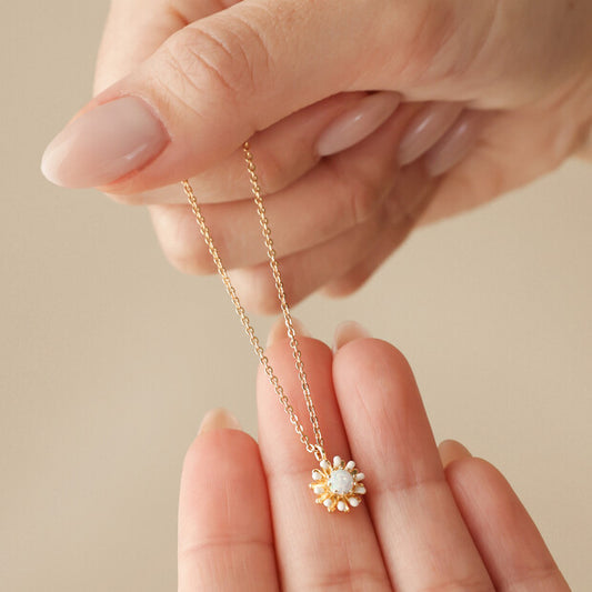 Halskette mit Blumenanhänger aus Opal und Emaille