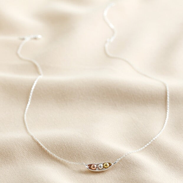 Halskette mit Perlenanhänger „Drei Erbsen in einer Schote“.