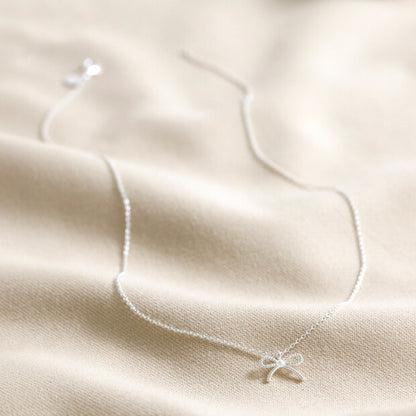 Winzige Halskette mit Perlenschleifen-Anhänger